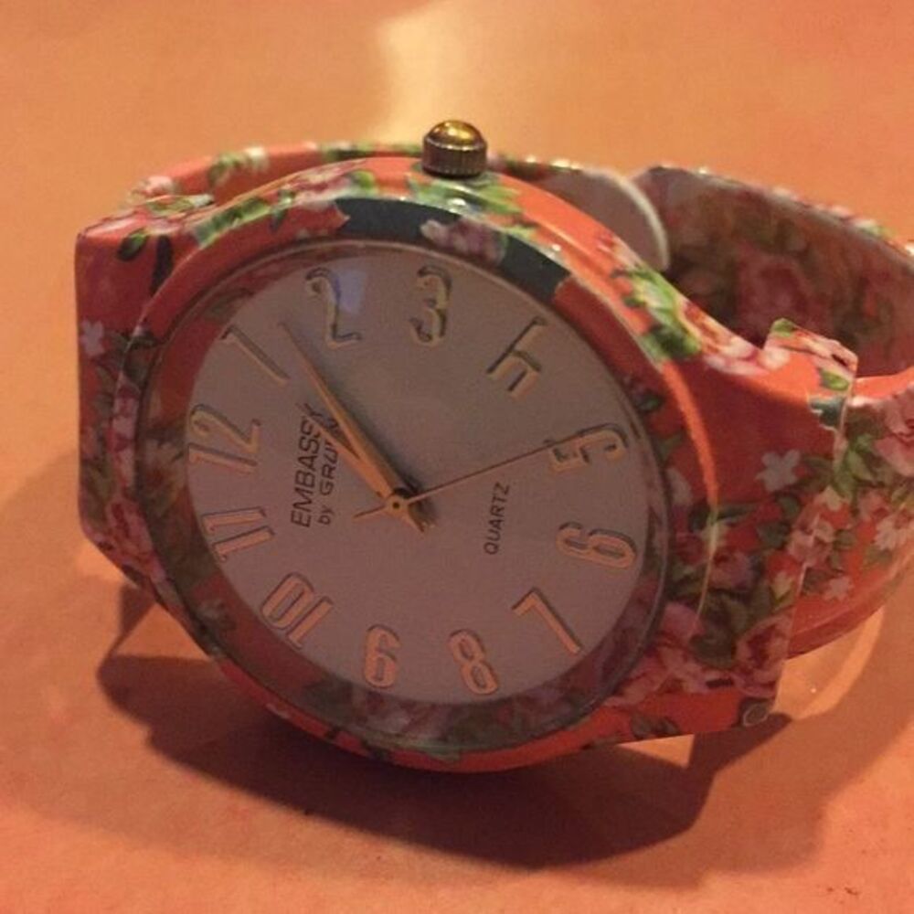 🌟VINTAGE Ladies floral watch. Easy open for comfort